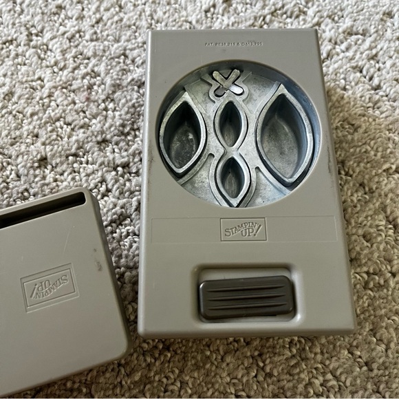 Stampin' Up! Paper Punch: Bow Builder Confetti Flowers Festive Flower Builder 3x - Picture 8 of 11